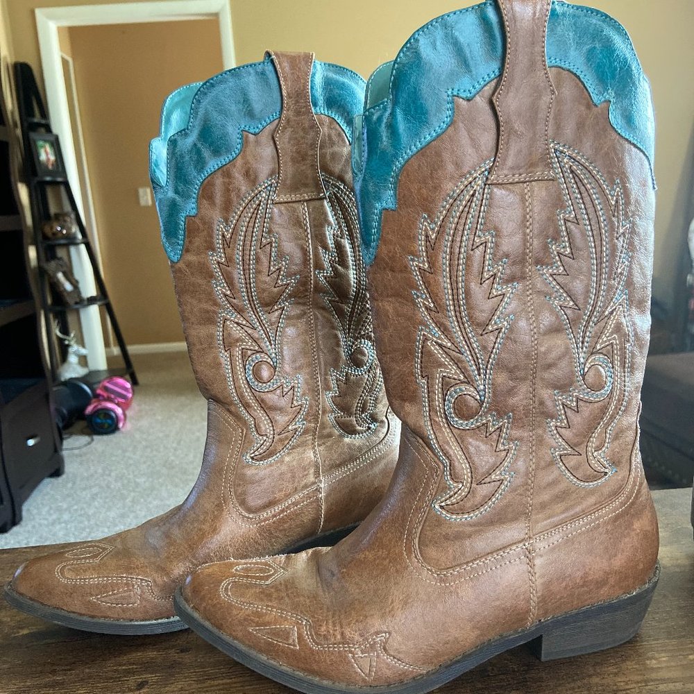 Turquoise and tan cowboy boots size 7.5